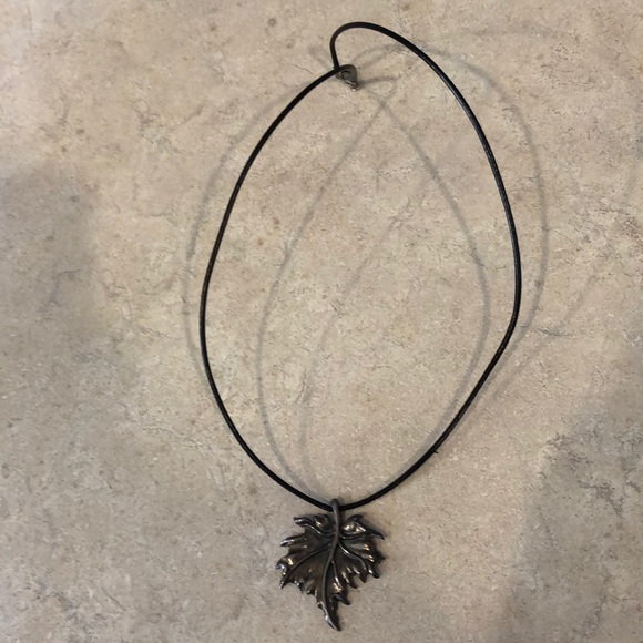 Maple leaf necklace - Picture 1 of 4